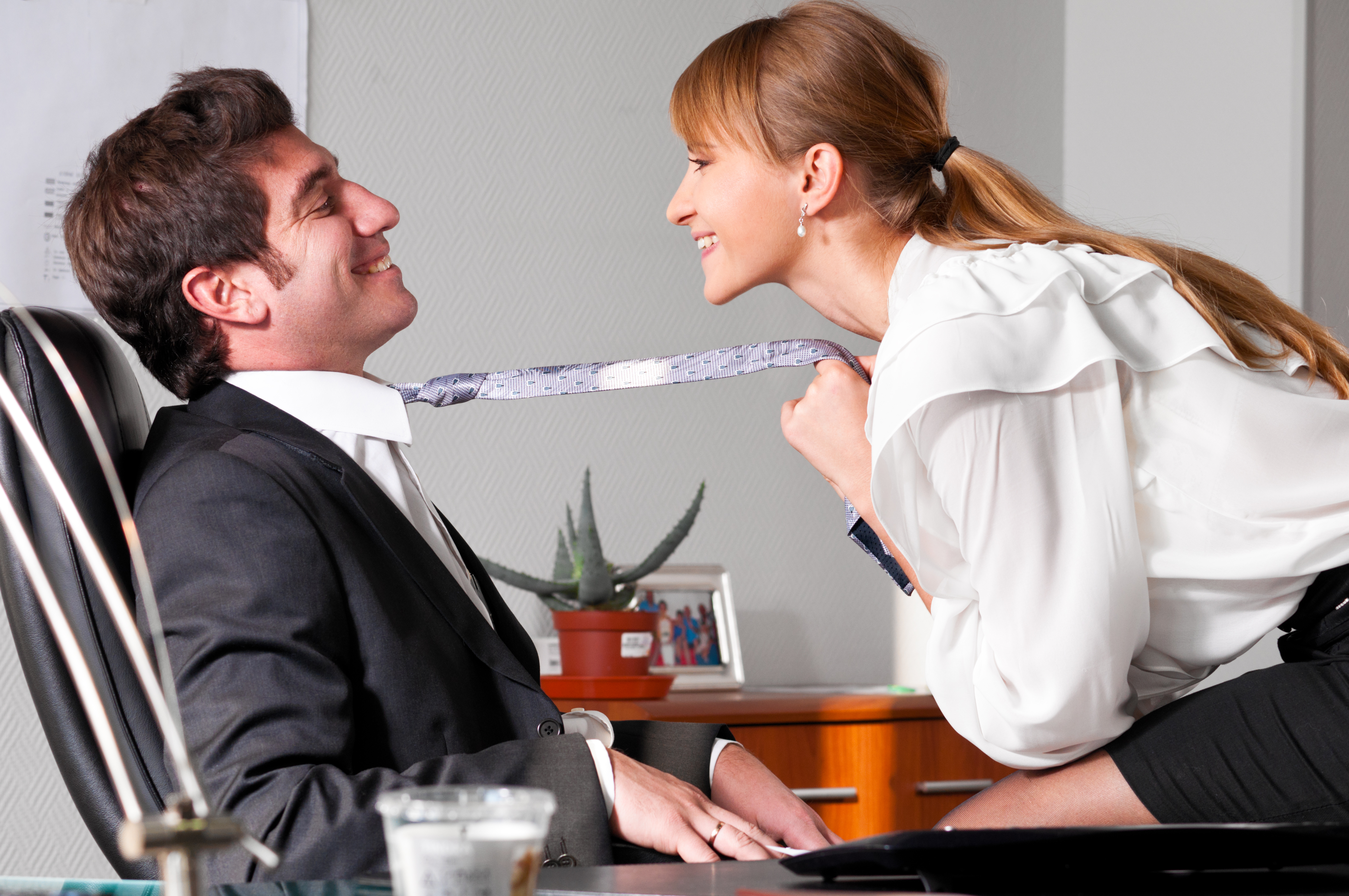 Влюбленные коллеги по работе устроили секс в офисе во время обеда 